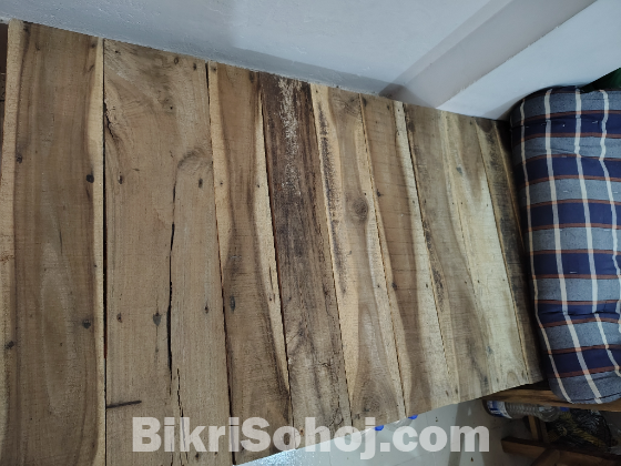 একটি সিঙ্গেল বেড, টেবিল এবং চেয়ার বিক্রি হবে